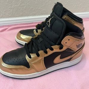Jordan 1 black, and gold air, Jordan youth retro